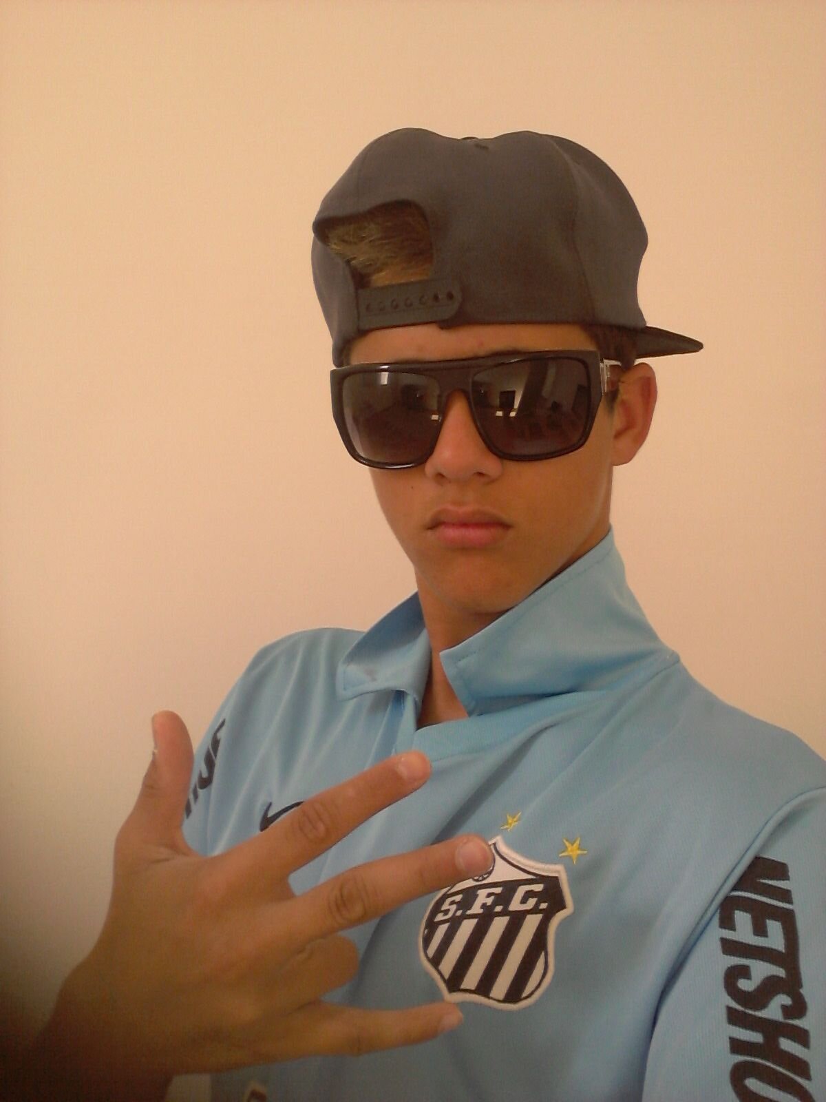 Amo Jesus, Futebol,Torço para o Santos FC,Sou Ousado e Alegre.
Meu passatempo preferido é Jogar Xbox...