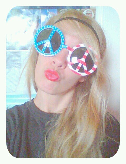 Be a best friend, tell the truth
And overuse I love you
Never let your prayin' knees get lazy
And love like crazy