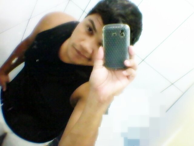 Alguém que aprendeu que nunca se deve desistir e, se por acasso chegar a desistir, nunca é tarde para começar de novo e fazer um novo fim da sua história.