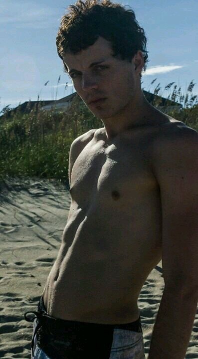 tjdub322's profile picture. From the west side.
Livin on the east side.