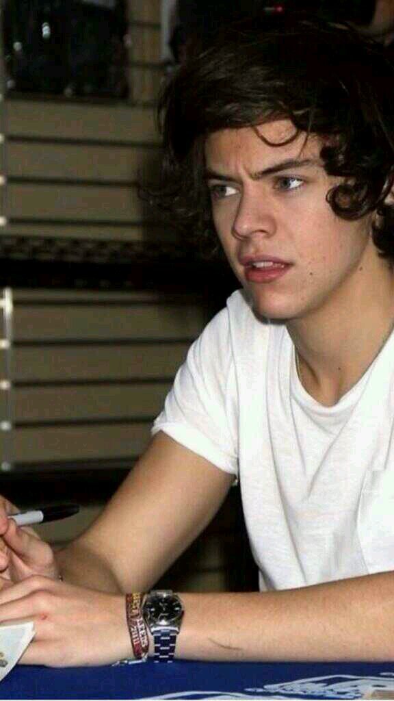 follow @harrysthestyles bc free follow account and ily ok ur beautiful