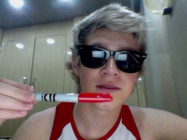 Hi pal heres a free follow now go Follow @Turntoffnarry she follows back i promise:)))) but you dont have to :))))