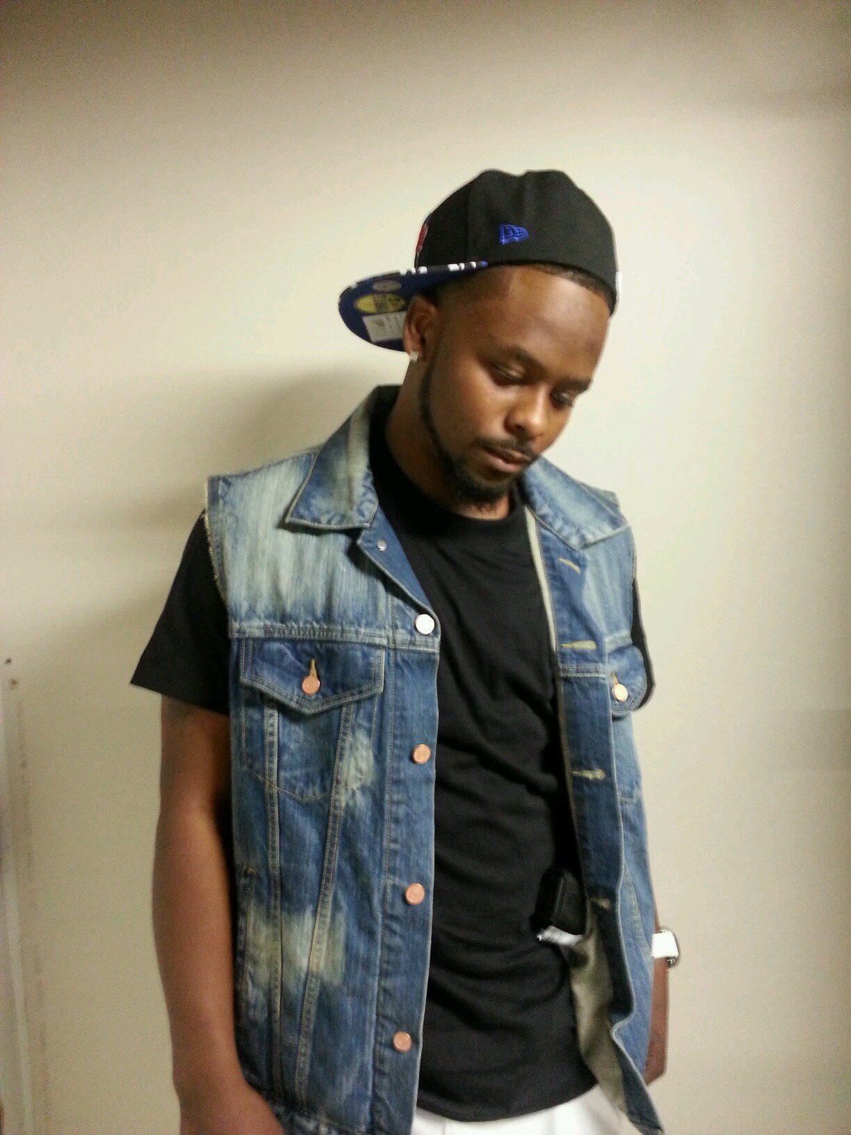 just a young nigga grinding to get where I need to be... I keep it real 100% of the time and focused on that $$$$$$ Follow I follow back