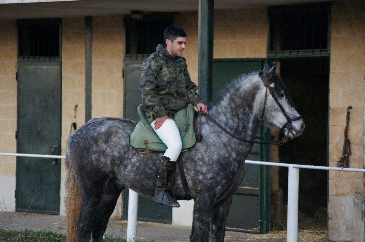 Desde 1993 dando guerra.Madridista y anticulé hasta la medula;taurino,motero y caballista, lo mejor las tardes con los colegas y unas cervezas de por medio
