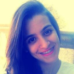 Um sorriso, um abraço apertado, uma música, estar com quem eu gosto, rir até a barriga doer...