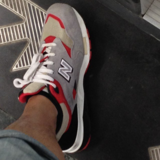 Shanghai 留学生 闷骚型 不乱。182 68 25👣43🧦 双 1S 1M都喜欢，DM me