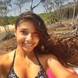 Ela carrega aquele brilho no olhar
Mostra uma certa malandragem pra falar
Ela é o sonho de todo homem do mundo
Vagabundo pára tudo pra olhar ela passar...(8'