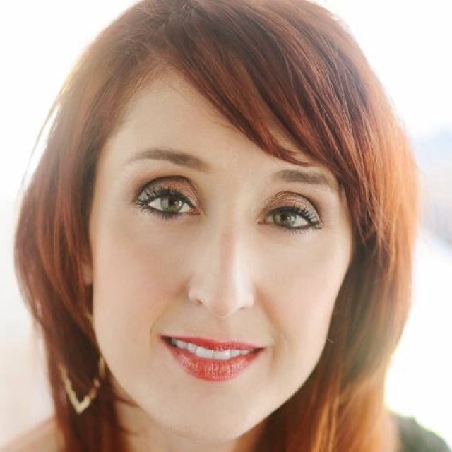 Terri Lodge has been doing makeup for over 17 years. Known for her effortless beauty makeup, she combines impeccable artistry with a contemporary touch.