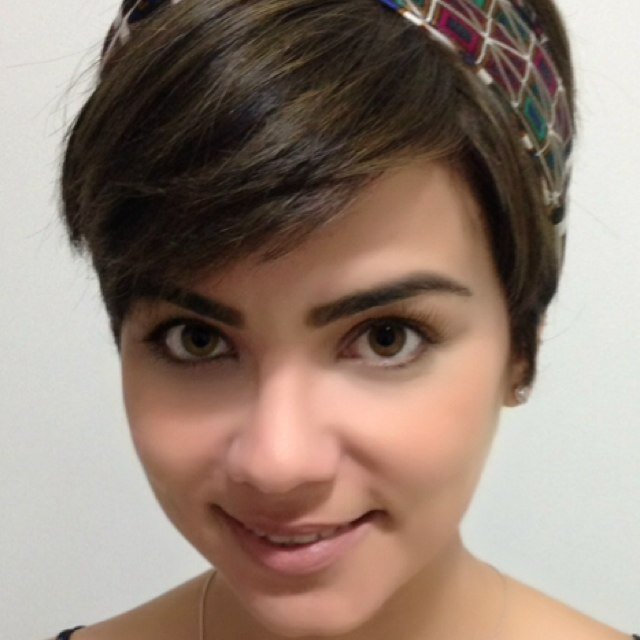 Atriz, modelo, dançarina, assistente de palco, rainha de bateria, casada com homem rico, assovio e chupo cana no ppt.