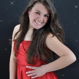 eu mesma ;) mais complicadinha U_U kkk' a menina com sonhos grandes e que se podem torna-los realidade... (: *byye há e prazer Evinha *---*
