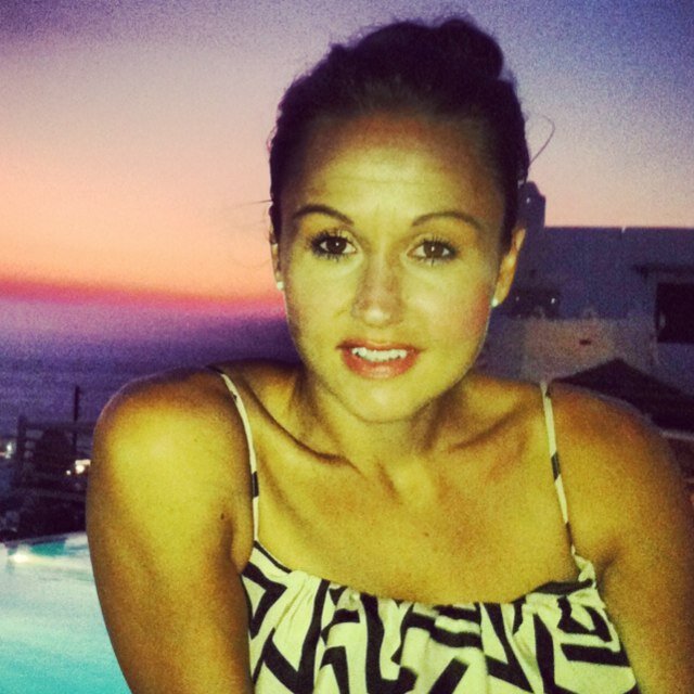 New mom, well-being and engagement enthusiast, yoga teacher, marketer, healthy cook, lover of interior design + fashion.