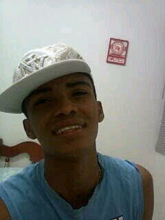 Sou estudioso gosto de futebol  sou elegante  companheiro
