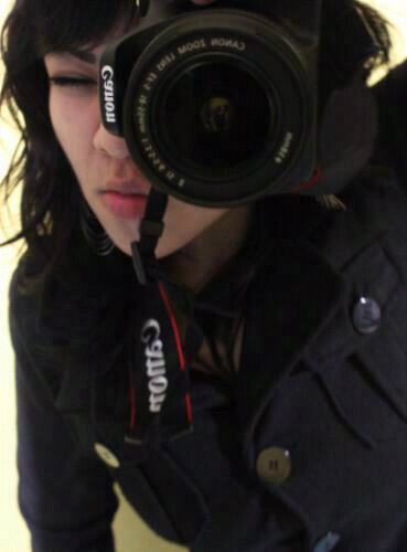 Impulsiva, caótica, extrovertida, bromista, risueña, me encanta la fotografía, mi primer amor fue la mùsica, me gustaa leer madrugar el Rock & Metal AMO el CINE