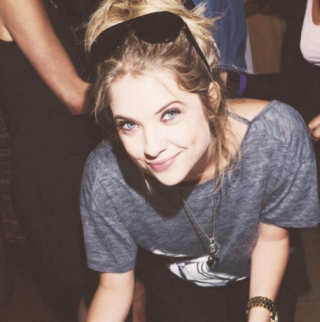 I'm Ashley, anything you want to know? Come talk to me! ••Single•• ••Mermaid••