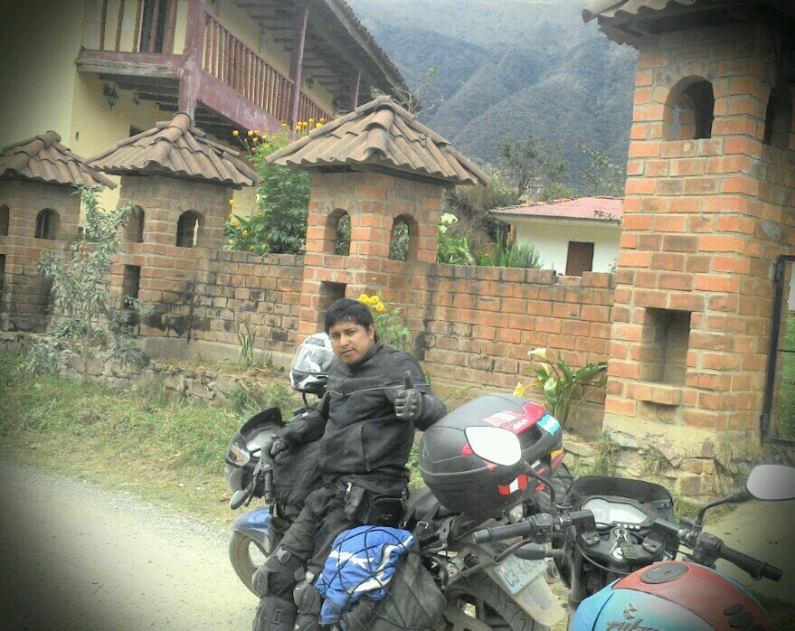 Nacido en Perú, Ciudadano del Mundo, amante del turismo en dos Ruedas y deportes de aventura.