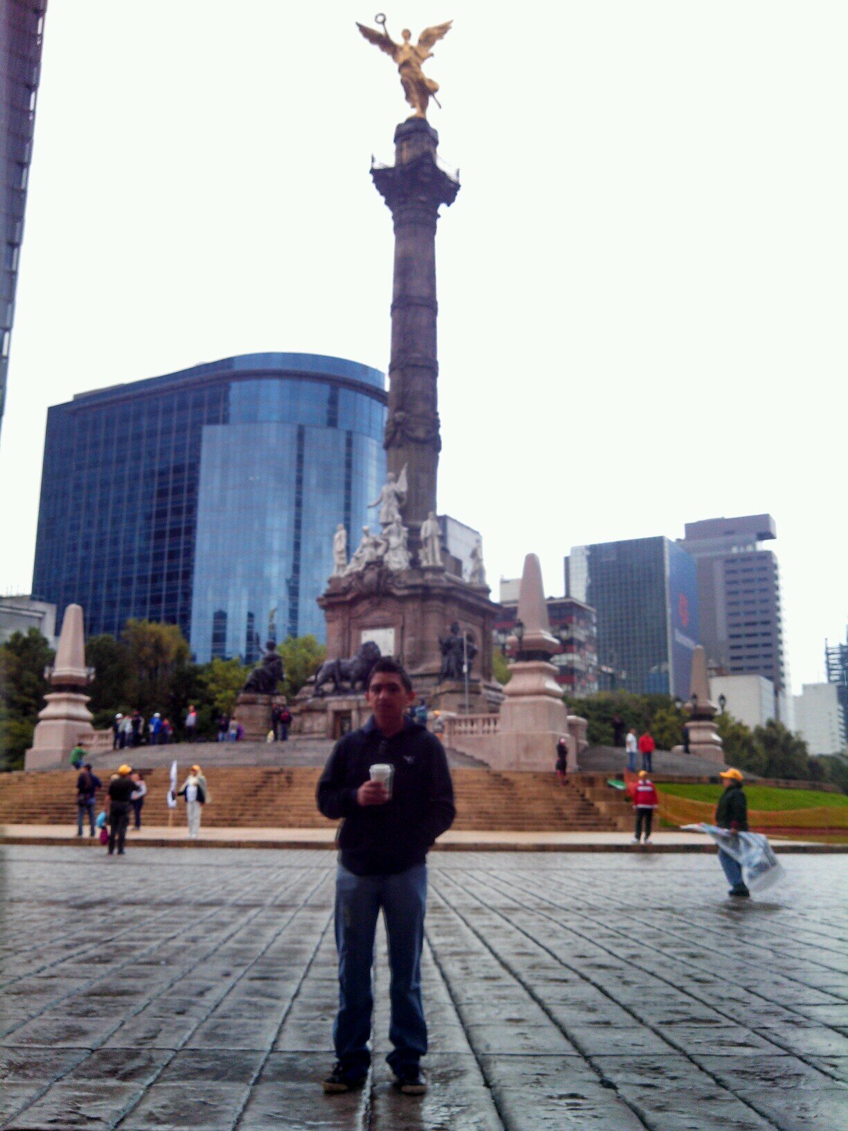 Tan solo soy un simple obrero y chofer d una celebridad, no tengo mas q ofrecer q una gran sonrisa y uno q otro chiste