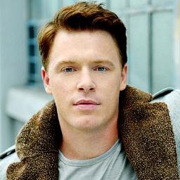Yancy Becket : ex-pilot of Gipsy Danger, I have one little brother, Raleigh. #Pacific Rim [RP]