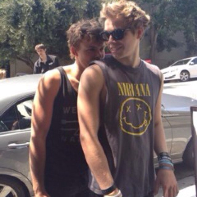 Ashton Irwin is my sunshine. :) 1/3 cat clique and shit yo♡