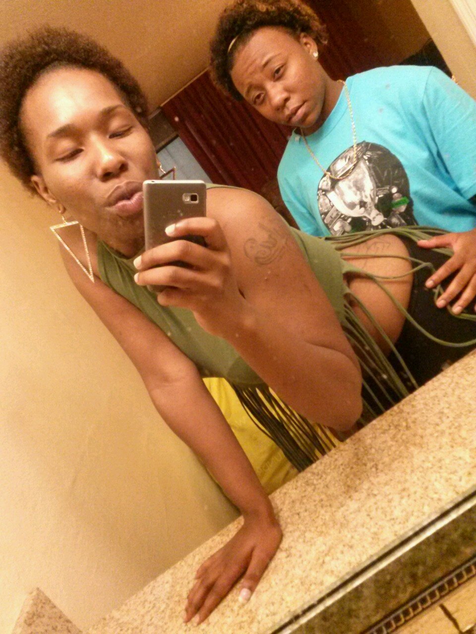 && ihm MechelleMONRO, 08/12/12 mhy mother && sister aree 1st, mhy MONEY 2nd, && mhy LADY jada J 3rd...dhont disturb us, we somewhere ihn our own world.!!!!