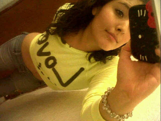 Heblame, ignorame , o has lo que quieras...!!!  Soy de las personas que no les importa que piensen de ella.... Asii quue ahorrate tuus comentarios Reyna..... ♥
