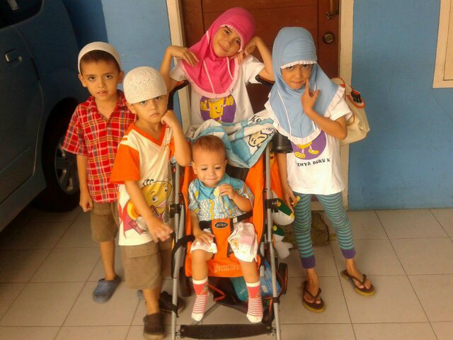 ulimus's profile picture. Terkadang orang menasehati kita bukan karena dia bijak tetapi karna dia pernah mengalami masalah yang sama dan berhasil melaluinya.