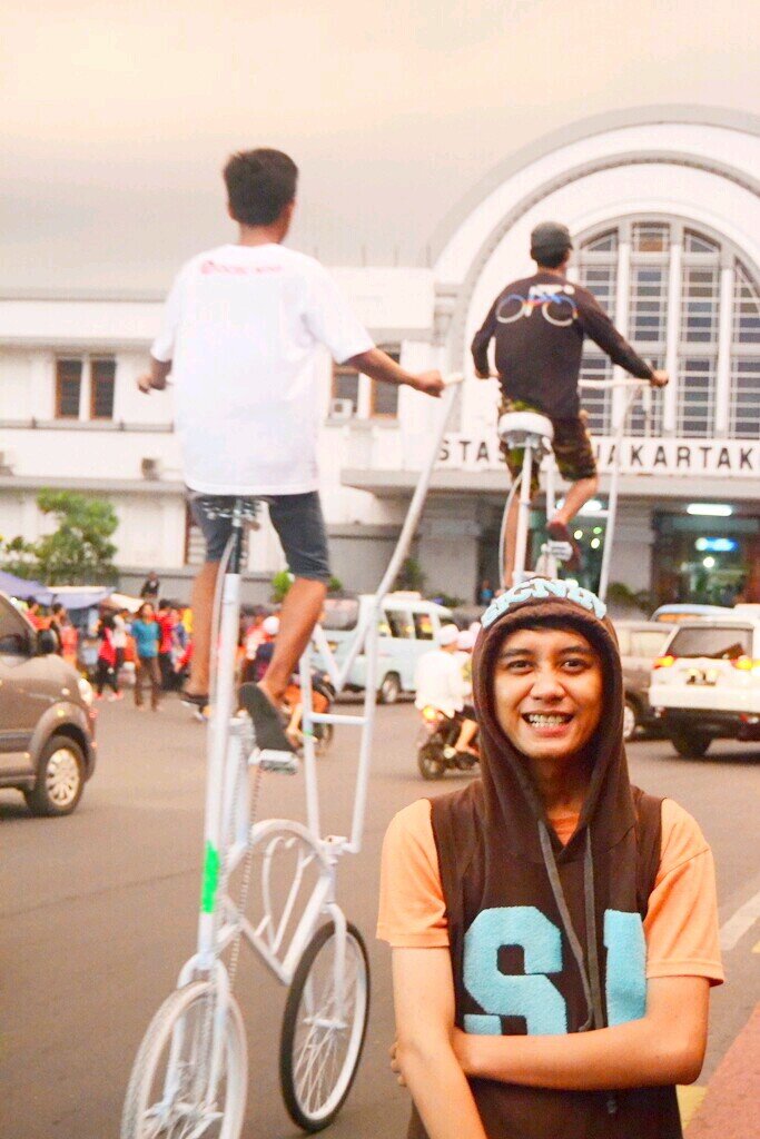 MELAWAN KERASNYA DUNIA!                *ARIES*                                                                     palu,bdg