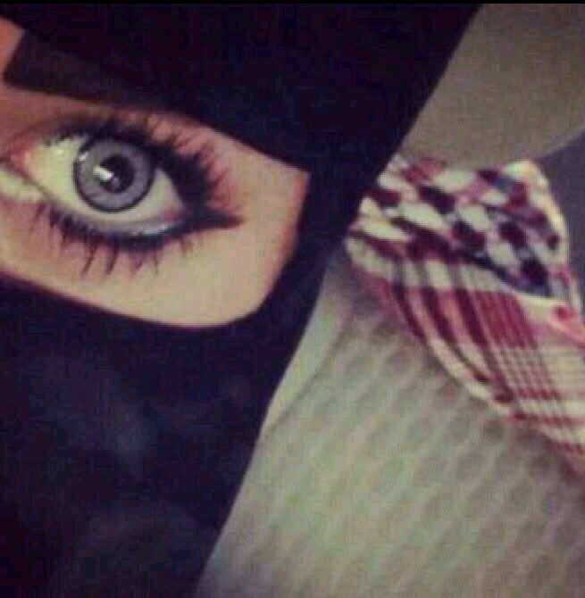 لآ غــآب عنكك وآحــد آنت شآريه .. اتركه و عسى في تآليء آلوقت خيره.. شيـطآن قلبكك لآ يوزكك تنآديـــه .. و آلله بتلـقىء بـآلمخآليق غيـــره”