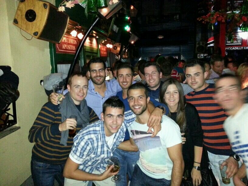 fontanil90's profile picture. 09/03/1990. Catalán de nacimiento, gallego de adopción y español de corazón. Fiel seguidor del FCB; me gustan el dinero y las mujeres con dos dedos de frente.