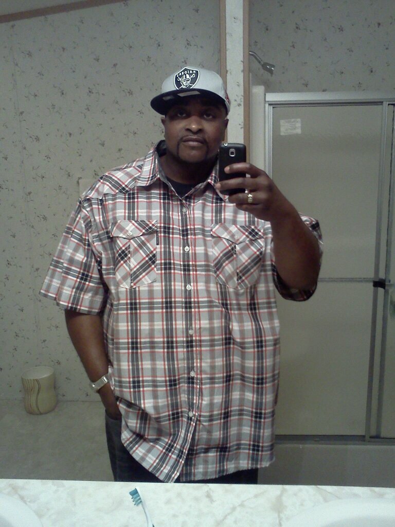 Im 6'2,Pecan Brown, I love sports,Clubing,Bar hopping, and just like to enjoy life