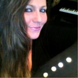 Aesthetican/Visagist/Practitioner/Event-Artist Management//Songwriter-Composer/
Music&Rhythm Therapist//Label:moments of (t) ruth