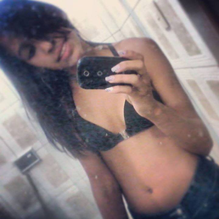 amo jogar futebol, adoro me divertir com as amigas ri com as amiga, nao sou de falsidade , adoru andar de bike com a #paulinhaa . **