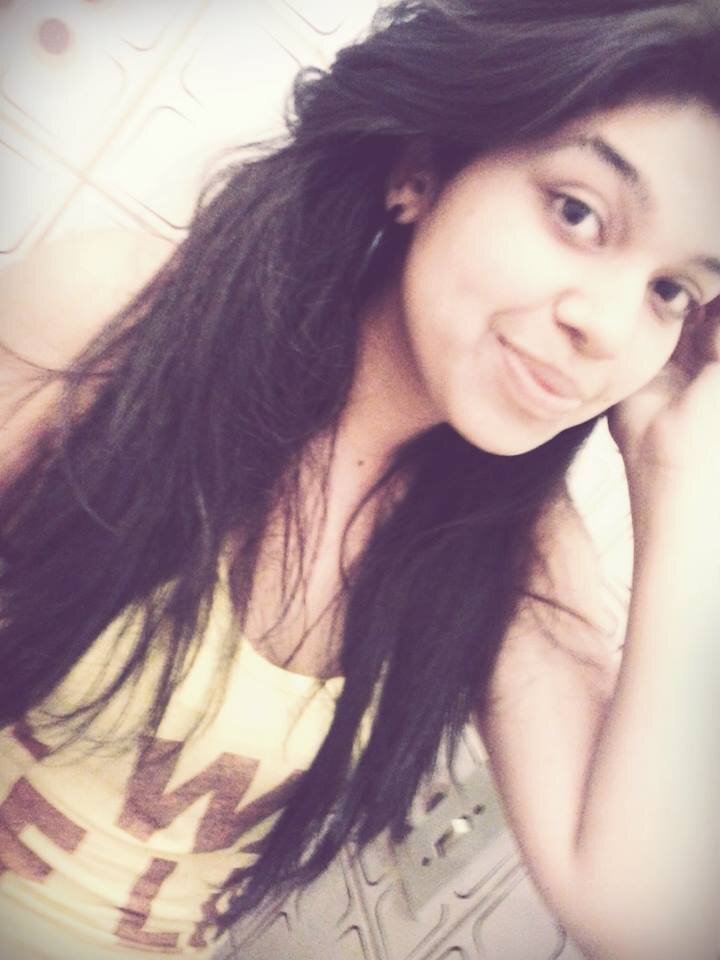 Sou complexa, sou mistura, sou mulher com cara de menina.. E vice-versa. Me perco, me procuro e me acho. E quando necessário, enlouqueço e deixo rolar. ;)