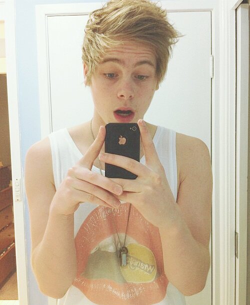 Hey guy ! I'm Luke Hemmings.Guitar & singer from 5 seconds of summer ยังไงก็ฟอลมาคุยกันได้ครับ :D | Frist bot 20/4/13