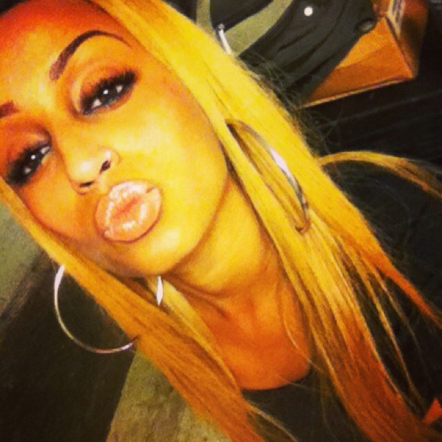 Foreign girllllll. Follow me to know more, CHAO !
