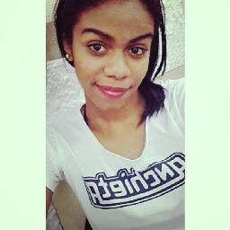 Não há ninguém mesmo sem cultura,que não se torne poeta quando o amor toma conta dele ♡