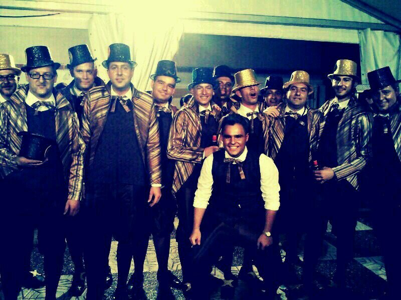 Somos un grupo de chavales de Guillena ( Sevilla ) aficionados al Carnaval. Este grupo lleva 3 años activo y con las ganas y fuerzas del primer dia.