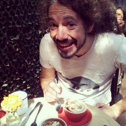 Lover of burgers, geekery, art, star wars, food, quidditch, boardgames and insanely sweet beverages.