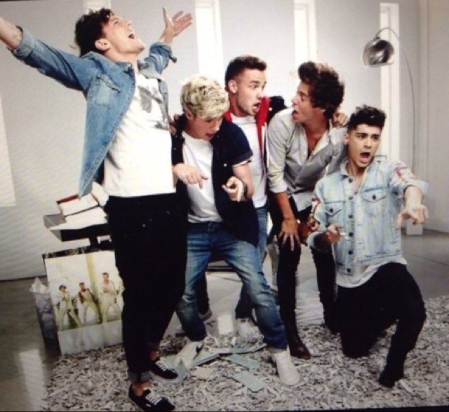 hi babes you just got a free follow please follow @_ecstaticmalik ily