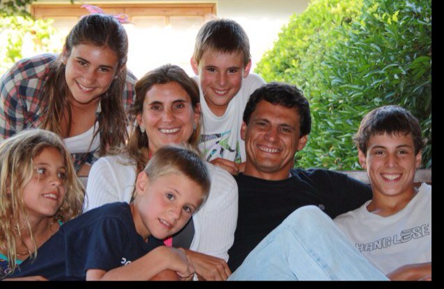 Casado, 1 mujer y 5 hijos espectaculares.