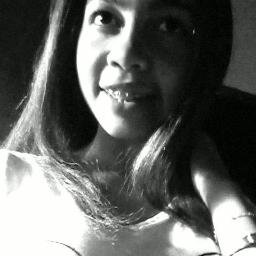 ☞As criticas não me abalam os elogios não me iludem sou quem sou não o que dizem.☜