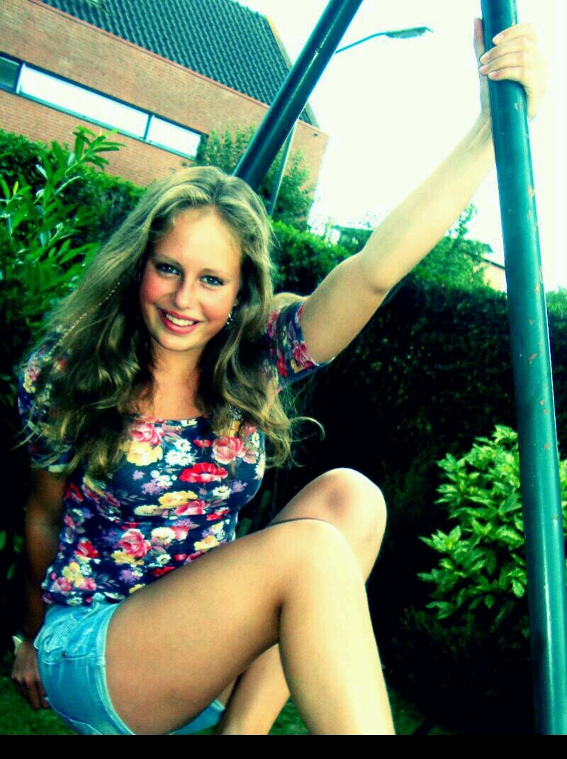 hellooo wij houden van carolien xxxxxjennefer en isabel!!