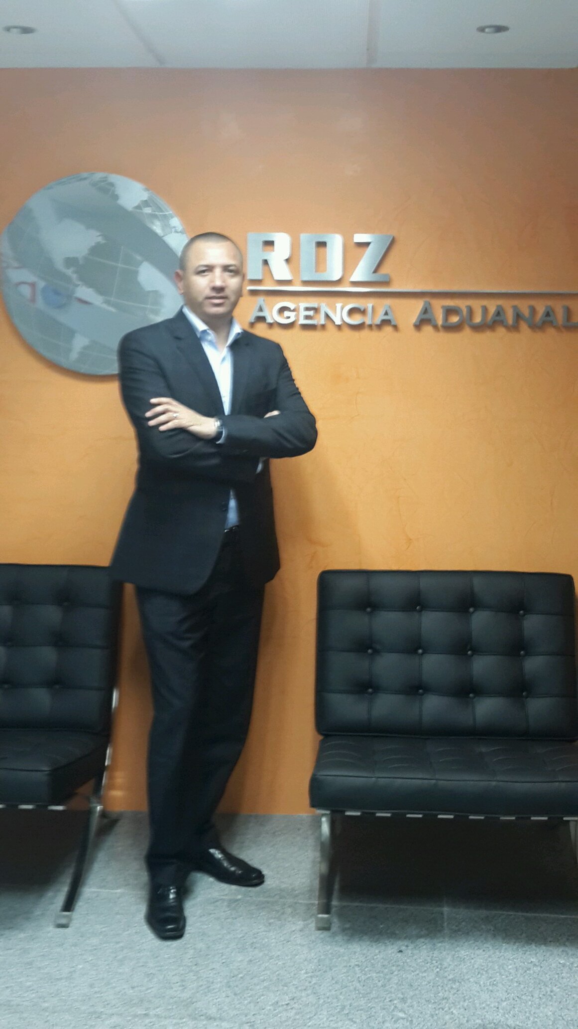 Agente Aduanal dedidcado a su trabajo y familia de tiempo completo.