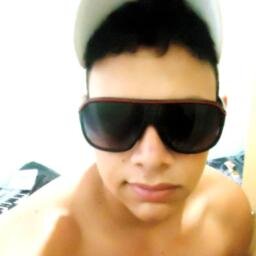 ola, sou o Tiago Vieira, tenho 18 anos, gosto de malhar, amo cantar, e sou feio rsrs ' :))   segue? sigo todos de volta :))