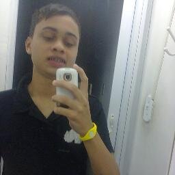 Com temperamento forte. Vivo entre o sim e o não, a felicidade foi uma escolha, na qual optei para minha vida e eu sei, que tudo depende só de mim.