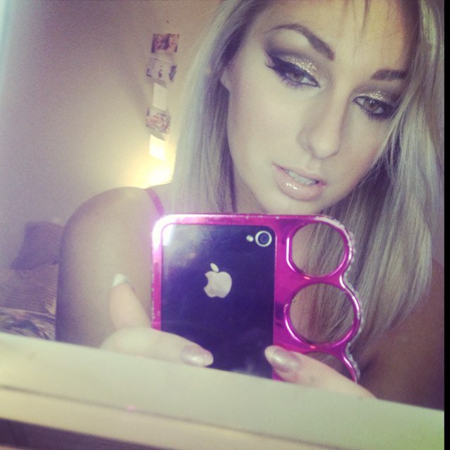 ManiacMakeup's profile picture. Cosmetologist 
 Inspired by music, fuled by passion! Book an appointment today

 instagram: @jennaroselove