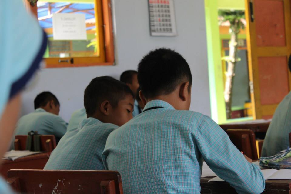 Se-dewasanya orang, dia gak bisa nyelesein masalahnya sendiri. Dia pasti butuh oranglain buat bercerita.