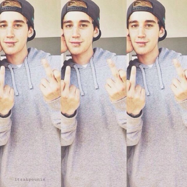 His smile makes my day brighter♡