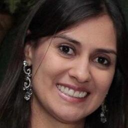 CASADA;
NUTRICIONISTA;
E ACIMA DE TUDO, DEPENDENTE DE CRISTO JESUS.