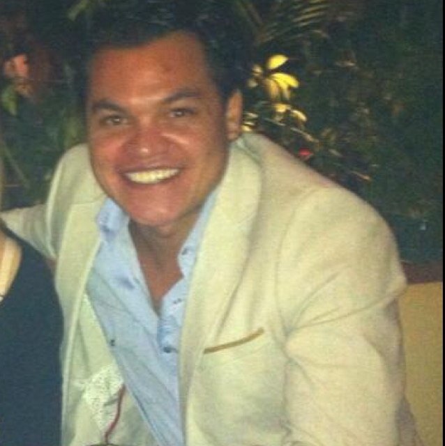 Amigo, publicista, productor que gusta del reventón pero con fines profesionales, me encanta dormir pero suelo hacerlo poco... trust, love, respect!!!
