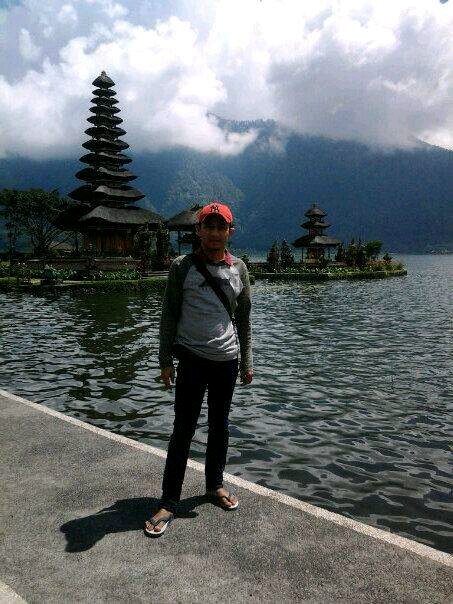 muhmustari's profile picture. Hidup itu sederhana, tinggal gimana kamu ngejalani.y